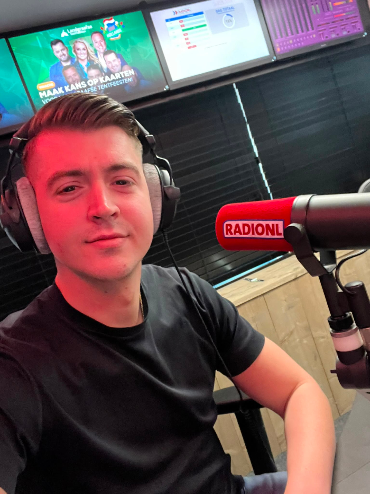Manuel in de studio bij RadioNL