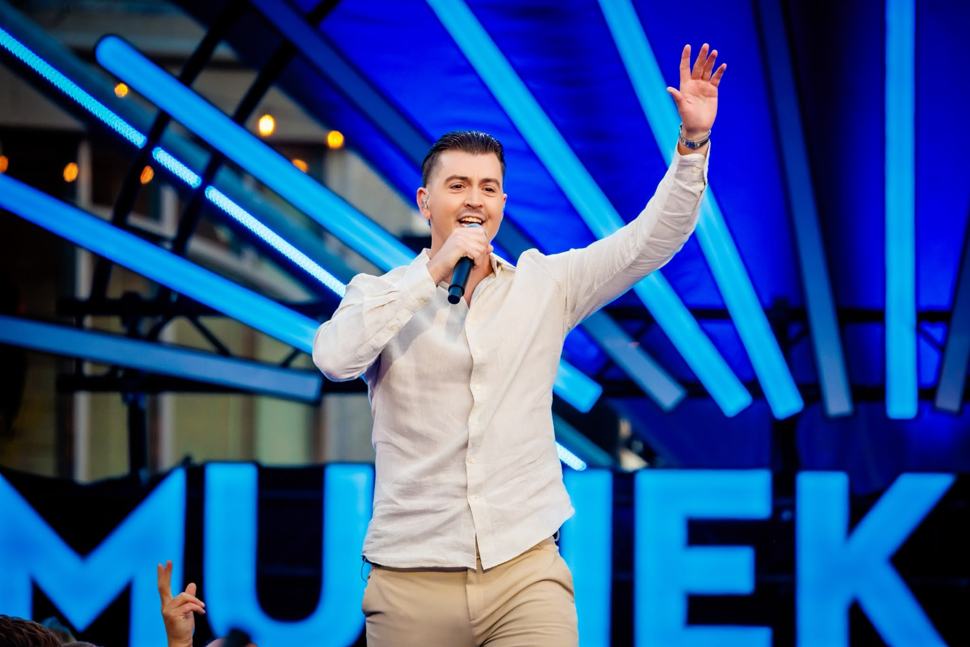 Manuel op het podium in blauw licht