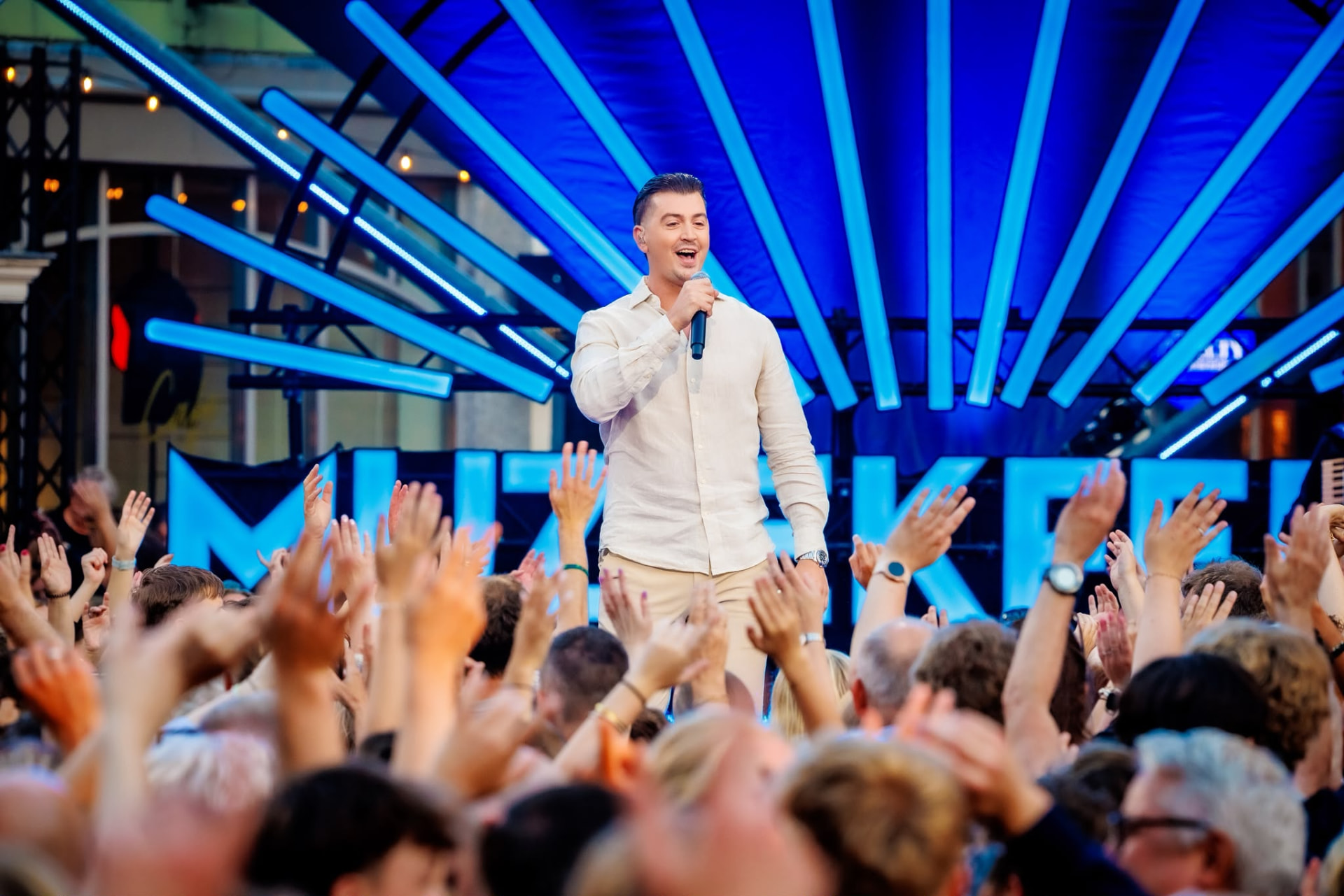 Manuel zingt voor een juichend publiek