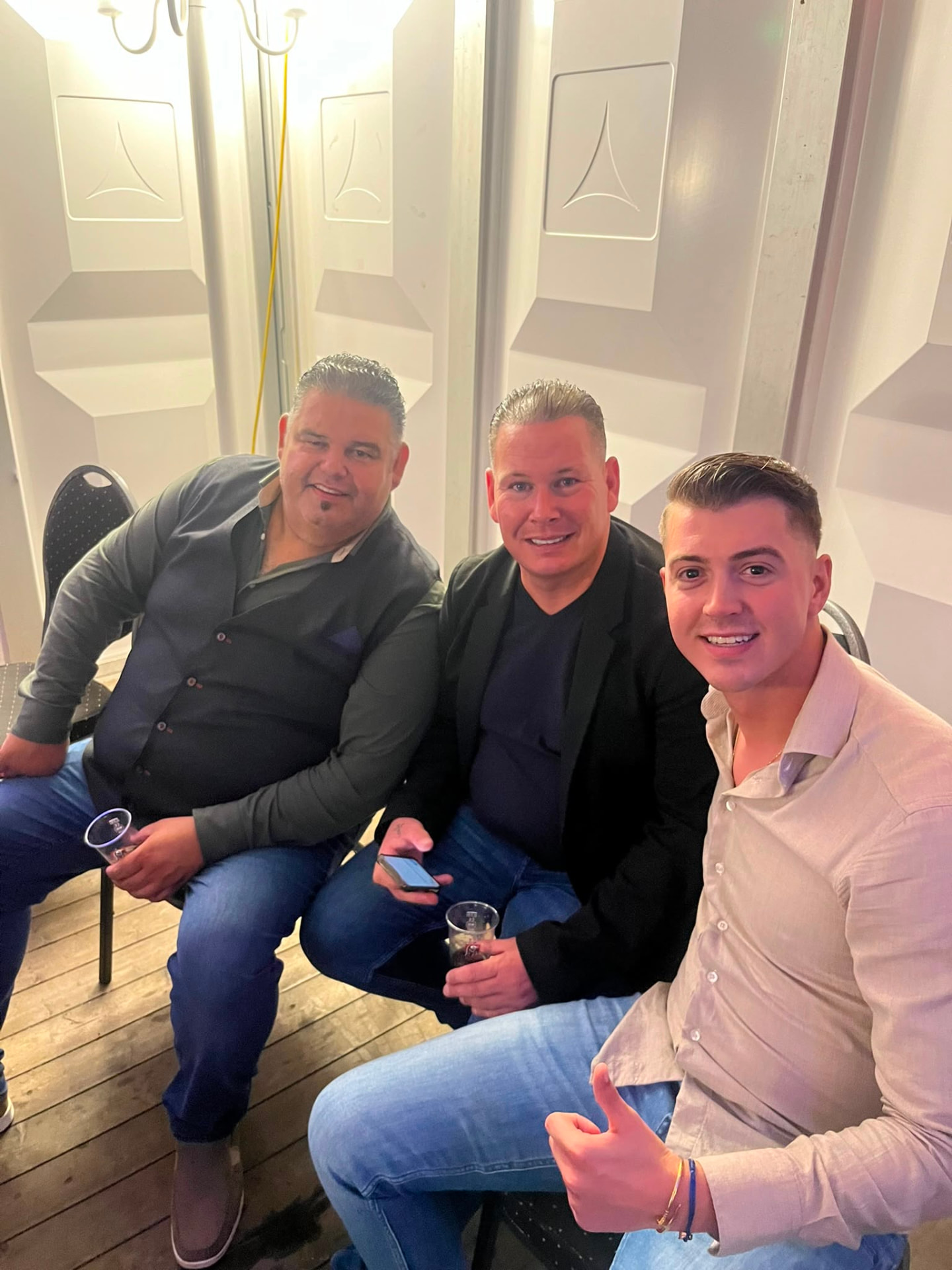 Manuel backstage met collega-artiesten